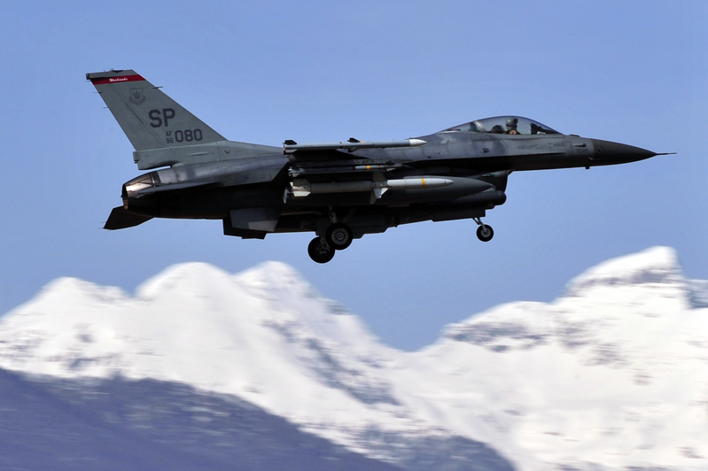 F-16戰機加州高速上方低空飛掠 影片曝光
