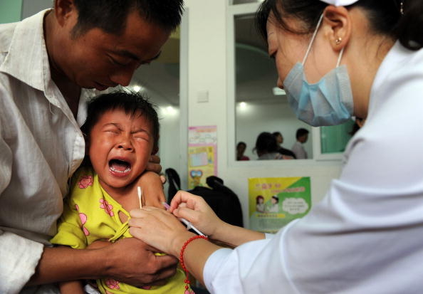 中國製的「假疫苗」，讓人不禁想起「毒奶粉」，給許多家庭帶來難以抹滅的傷痛。（STR/AFP/Getty Images）