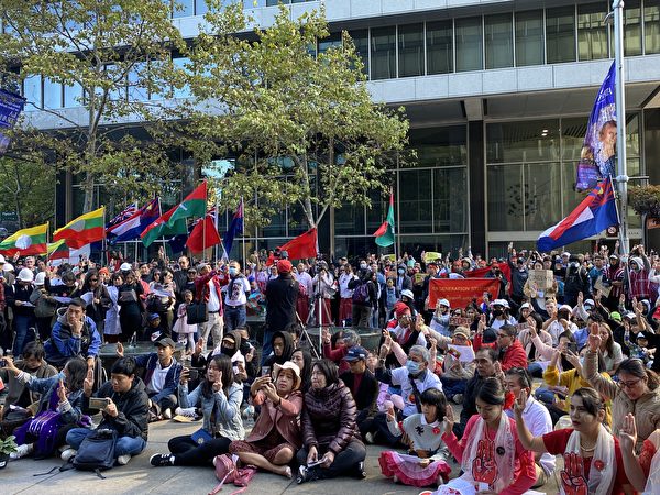 2021年4月11日下午，多個緬甸團體在悉尼市中心馬丁廣場舉行集會，抗議緬甸軍政府，聲援公民抗爭，呼籲澳洲採取行動，制裁軍方。（李睿／大紀元）