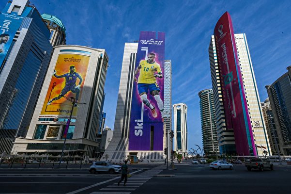 2022年11月20日，2022卡塔爾世界盃正式揭幕，比賽將歷時29天，進行64場較量，於12月18日進行決賽。參賽的32支球隊被分成8組，每組前兩名將晉級16強，進行淘汰賽。圖為卡塔爾首都多哈市中心大樓上顯示的球星宣傳廣告。（Gabriel Bouys/AFP via Getty Images）