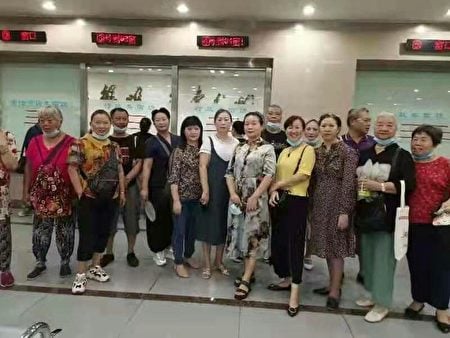 9月13日重慶市北碚區維權訪民15人在重慶市信訪辦上訪。（受訪者提供）