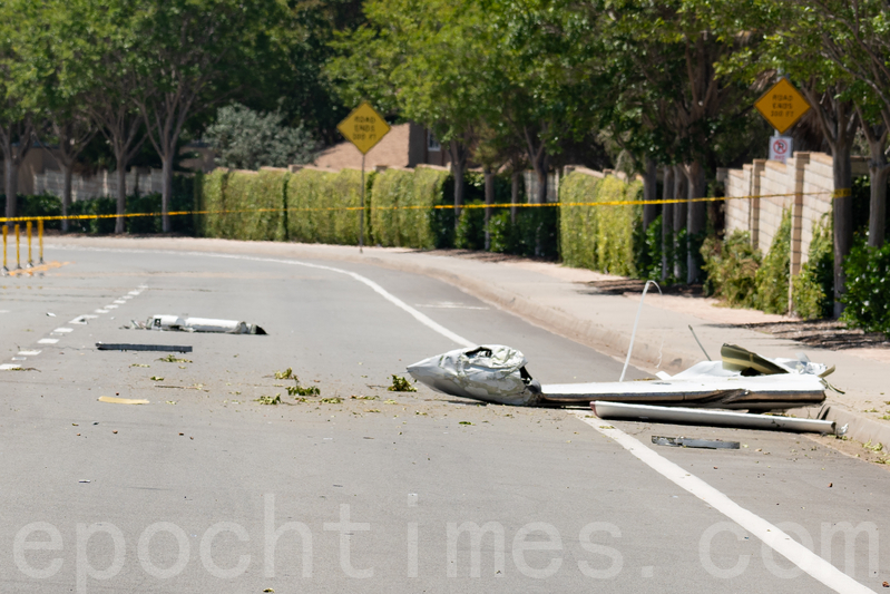 2025年5月22日凌晨3:45分,一架塞斯納550(Cessna-550)小型私人飛機在聖地牙哥上空失事、墜毀在一處軍人住宅區。機上6人無生還,地面近10棟房屋受損、數輛汽車焚燬。圖為當天中午時分,Santo街道上的飛機殘骸。(楊婕/大紀元)