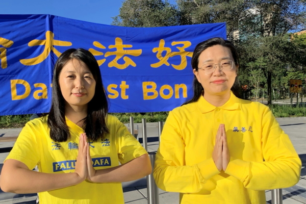 美娟(圖右)和米娜姐妹倆向李洪志師父表達感恩。(大紀元)