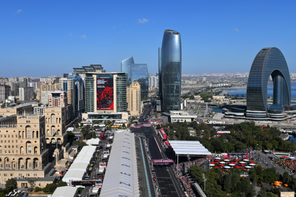 2024年9月15日,F1阿塞拜疆站在巴庫賽道上演。澳洲車手皮亞斯特利(Oscar Piastri)繼匈牙利站後再次奪冠,並幫助麥拿侖在車隊積分榜上反超紅牛車隊登頂。圖為巴庫市鳥瞰。(Rudy Carezzevoli/Getty Images)