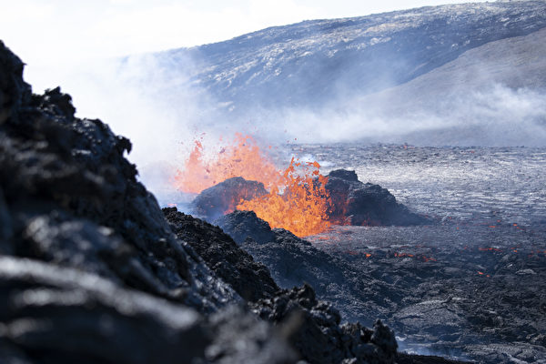 2022年8月4日，冰島法格拉達爾山（Fagradalsfjall）附近，梅拉達利爾（Meradalir）山谷的火山噴發。（Jeremie Richard/AFP）