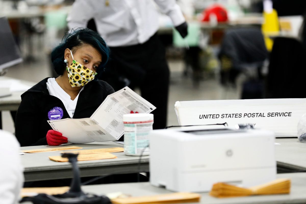 2020年11月4日，底特律選舉工作人員在密歇根州底特律的TCF中心計算2020年大選的缺勤選票。（JEFF KOWALSKY/AFP via Getty Images）