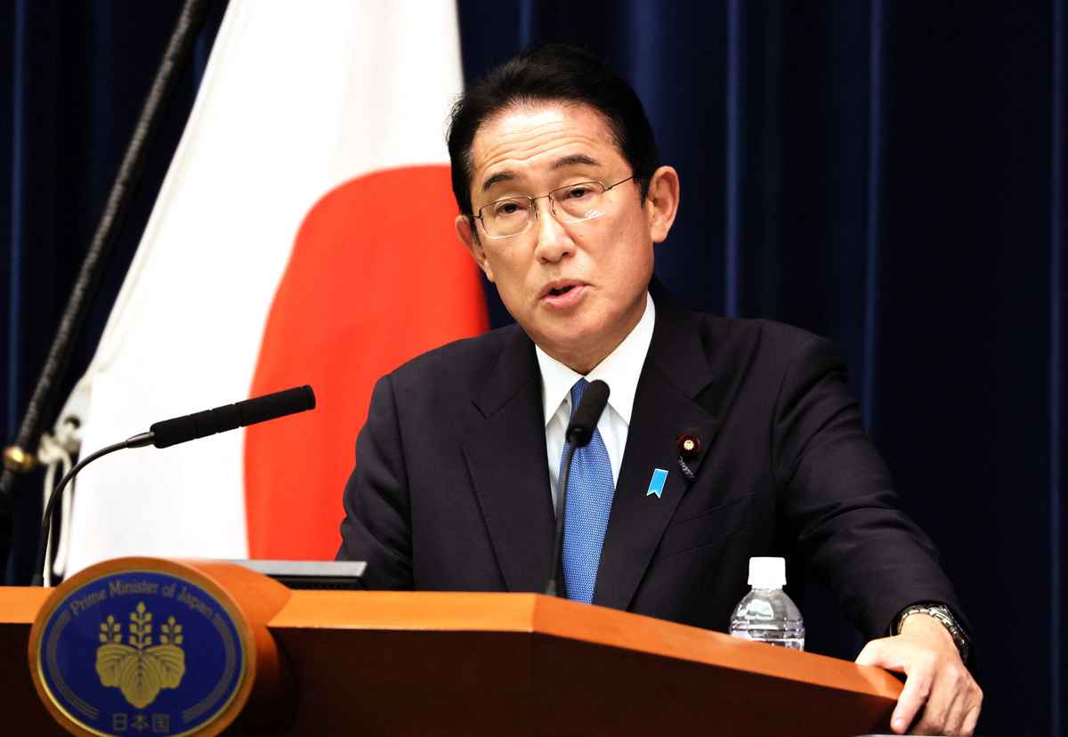 2022年10月28日，日本首相岸田文雄在東京官邸舉行的新聞發布會上講話，公布新的經濟刺激計劃。 （YOSHIKAZU TSUNO / POOL/AFP via Getty Images）