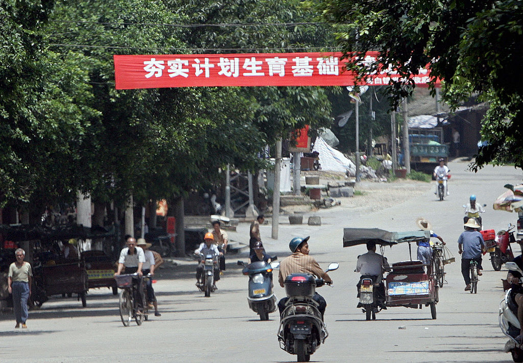 資料照：一胎化政策下，中國的大小城市和農村隨處可見的宣傳計劃生育的口號和標語。（GOH CHAI HIN/AFP via Getty Images）