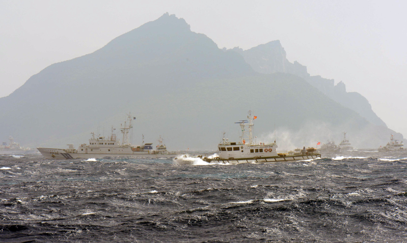 日本海警船在沖繩海域救助中國科考船船員