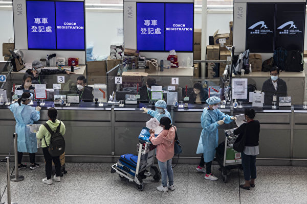 今年4月1日，香港政府取消對9個國家實施的地區性航班熔斷機制，入境旅客登記後即被帶到酒店隔離區。（Isaac Lawrence/AFP）