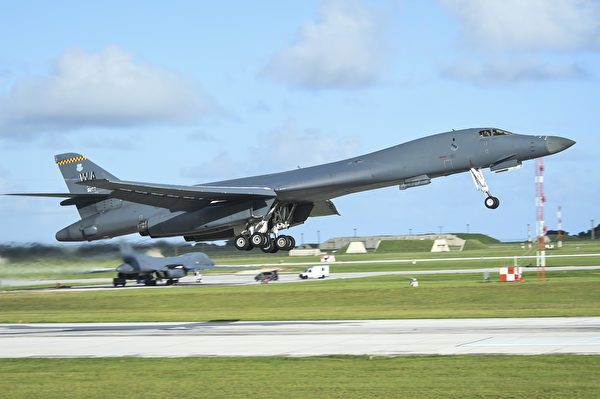 2020年11月13日，1架B-1B轟炸機從關島起飛進行長途演練。（美國海軍陸戰隊）