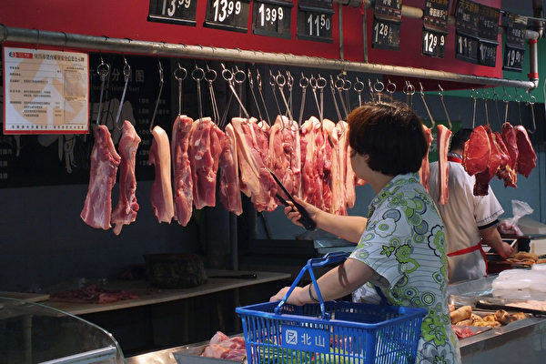 中共官方日前公布的今年9月份居民消費者物價指數（CPI）和生產者物價指數（PPI）顯示，CPI同比漲幅連續4個月回落，PPI指數漲幅則繼續擴大，創26年新高。圖為2011年7月3日，湖北宜昌一超市賣豬肉的櫃枱。跟2019年的豬肉價格報價相比，便宜一大半。（ChinaFotoPress/Getty Images）