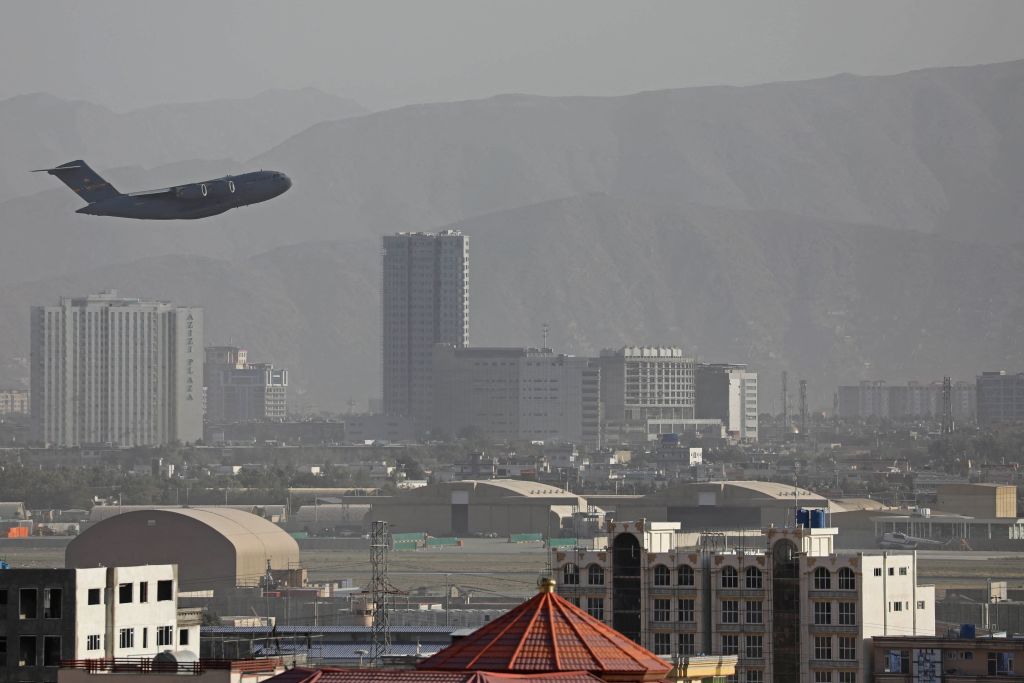 圖為一架美國空軍飛機於2021年8月27日從喀布爾的軍用機場起飛。（Photo by -/AFP via Getty Images）