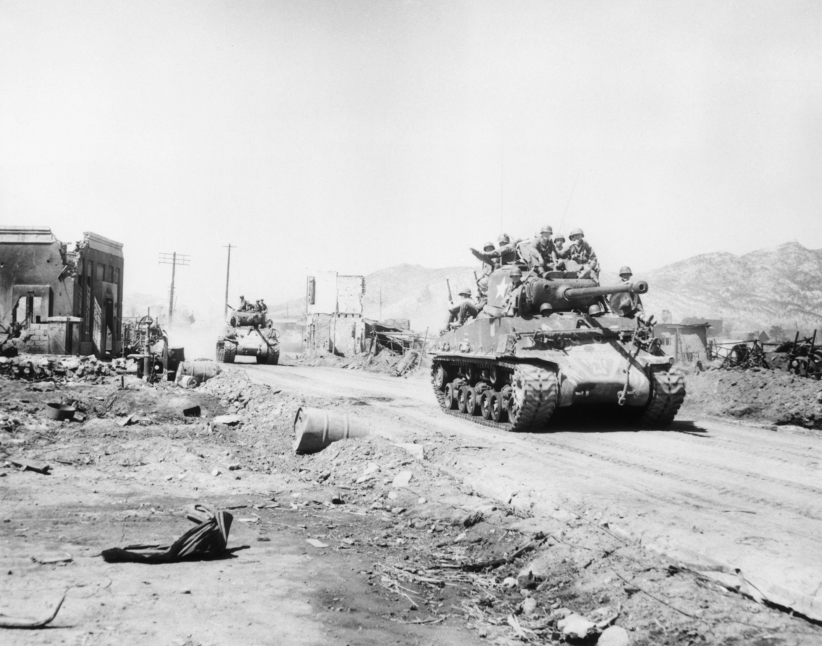 1951年5月6日，聯軍的一支巡邏隊乘坐坦克在首爾以北搜尋敵軍。（Hulton Archive/Getty Images）