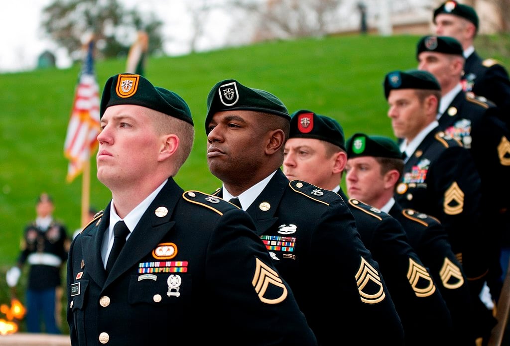 圖為2011年11月17日，7名綠色貝雷帽士兵在甘迺迪特種作戰訓練中心行禮。（維基公有領域）