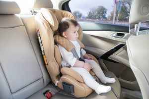 一歲寶寶被反鎖車內 在媽媽指示下自行脫困