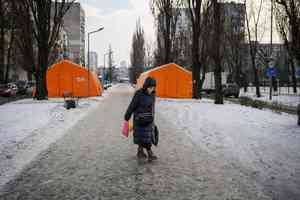 俄軍空襲基輔之後 逾千棟建築仍無供暖