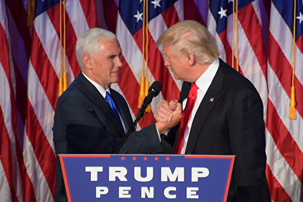 圖為美國總統特朗普與副總統彭斯在2016年總統大選夜。（JIM WATSON/AFP/Getty Images）