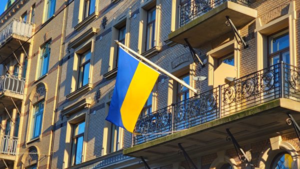 Tara在旅館窗外懸掛烏克蘭國旗，以示支持。（文苳晴／大紀元）