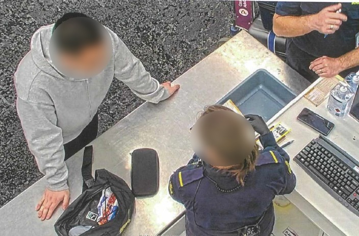 中國留學生手機藏虐童影像 入境澳洲遭遣返