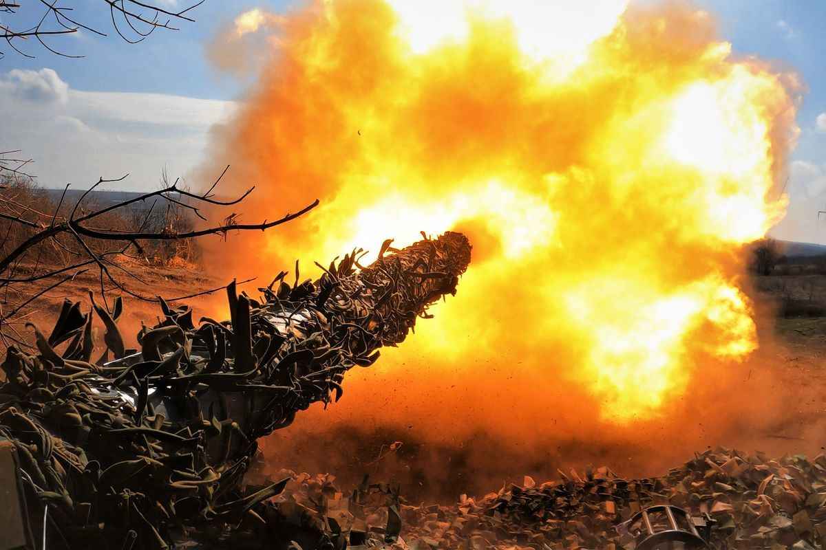 2023年3月26日，在俄羅斯持續入侵烏克蘭之際，一輛烏克蘭T-72坦克向巴赫穆特（Bakhmut）附近前線的俄羅斯陣地開火。（SERGEY SHESTAK/AFP via Getty Images）