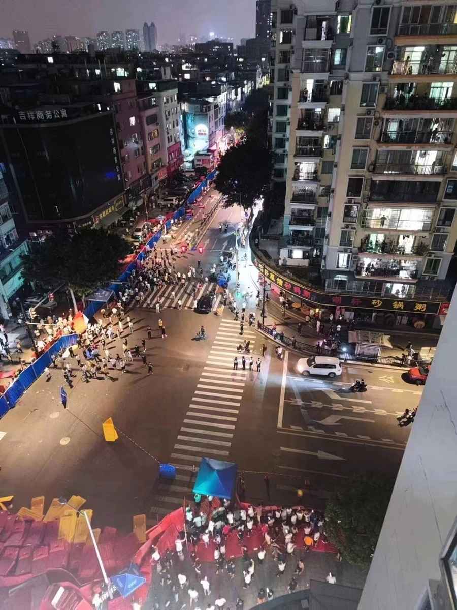 11月14日晚，廣州海珠區多地爆發民眾示威抗議活動，人們推動水馬，衝到最外圍的卡點。（受訪者提供）