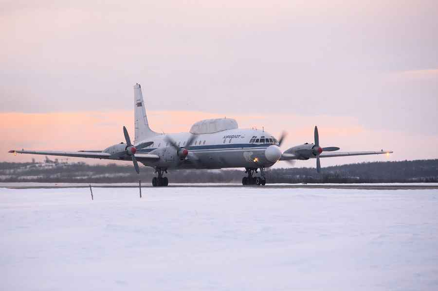 著陸時偏離跑道 俄羅斯客機降在結冰河面上