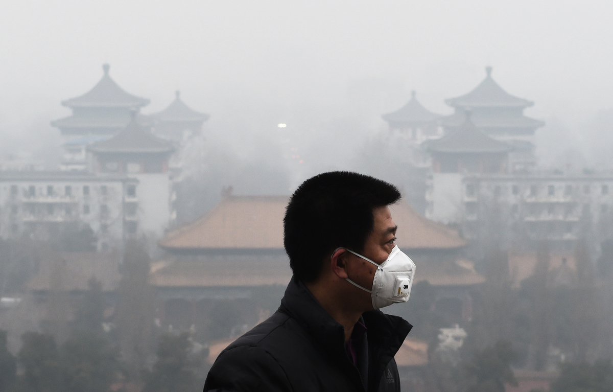 中共生態環境部9月27日發佈今年秋冬季京津冀及周邊地區空污治理方案，比2017年明顯寬鬆許多。北京城這次甚至未被明確要求PM2.5下降比例，也沒規定下降污染天數。圖為北京城被陰霾籠罩的情況。（Getty Images）