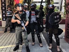 戈壁東：香港警官威脅：若獨立調查就「陀槍遊行」