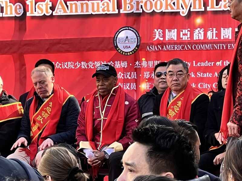 紐約市長參加新年活動戴紅圍巾引關注