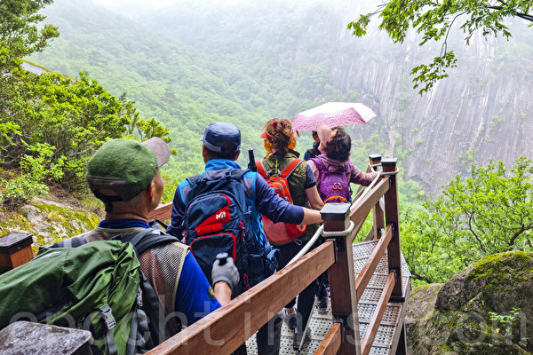 順著登山步道，可看到織機岩及附近的雄偉山勢及幽深的山谷。（全宇／大紀元）