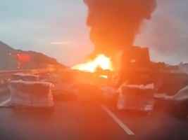 浙江高速發生貨車追尾引起爆燃 傳有人受困