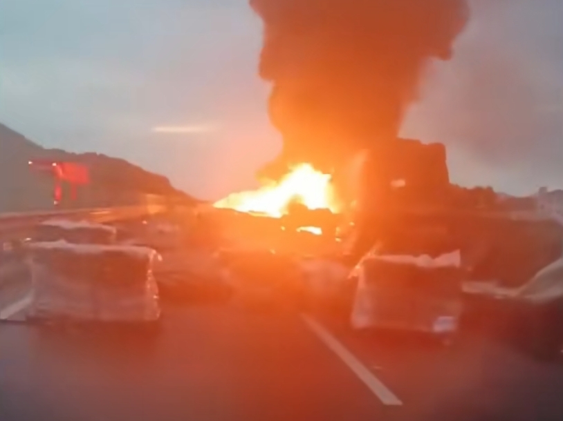 浙江高速發生貨車追尾引起爆燃 傳有人受困