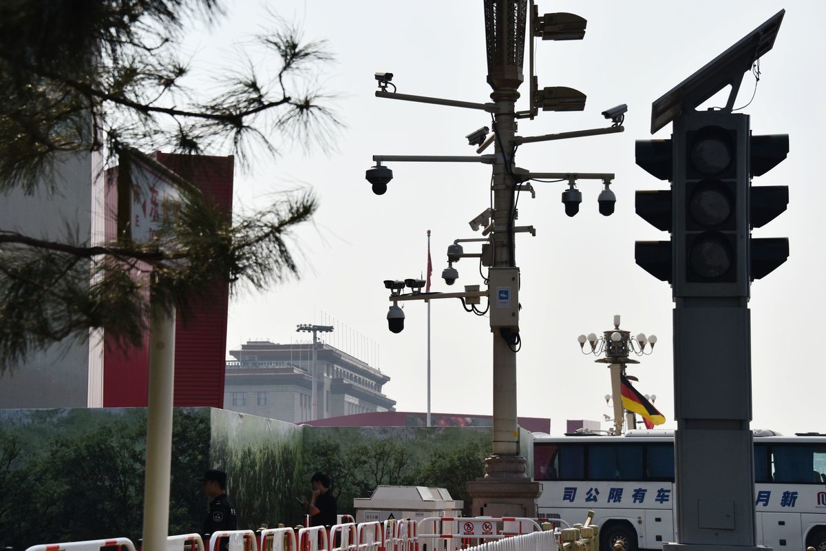 2019年9月6日，在中共70周年大閱兵前，北京天安門廣場一角的監控錄像頭下，保安在巡邏。北京的一些卡拉OK酒吧正在關閉。（Photo GREG BAKER/AFP via Getty Images）