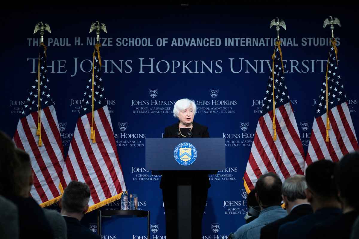2023年4月20日，美國財政部長耶倫在華盛頓特區約翰霍普金斯大學高級國際研究學院談到中美經濟關係，強調美國和整個自由世界的安全。（Brendan Smialowski / AFP）