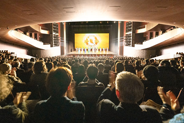 2024年2月7日,神韻紐約藝術團在札幌文化藝術劇場hitaru(Sapporo Cultural Arts Theater hitaru)進行了兩場演出。中午場再次出現一求難求的盛況。晚間場演出結束時,觀眾以熱烈掌聲感謝神韻藝術家。(盧勇/大紀元)
