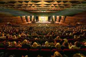 千百度：法國出現神韻搶票潮說明甚麼？