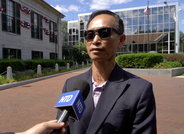 前麻州政府國際貿易副部長的範文南(Nam Pham)接受採訪,表達對法輪功學員反迫害行動的支持。(劉景燁/大紀元)