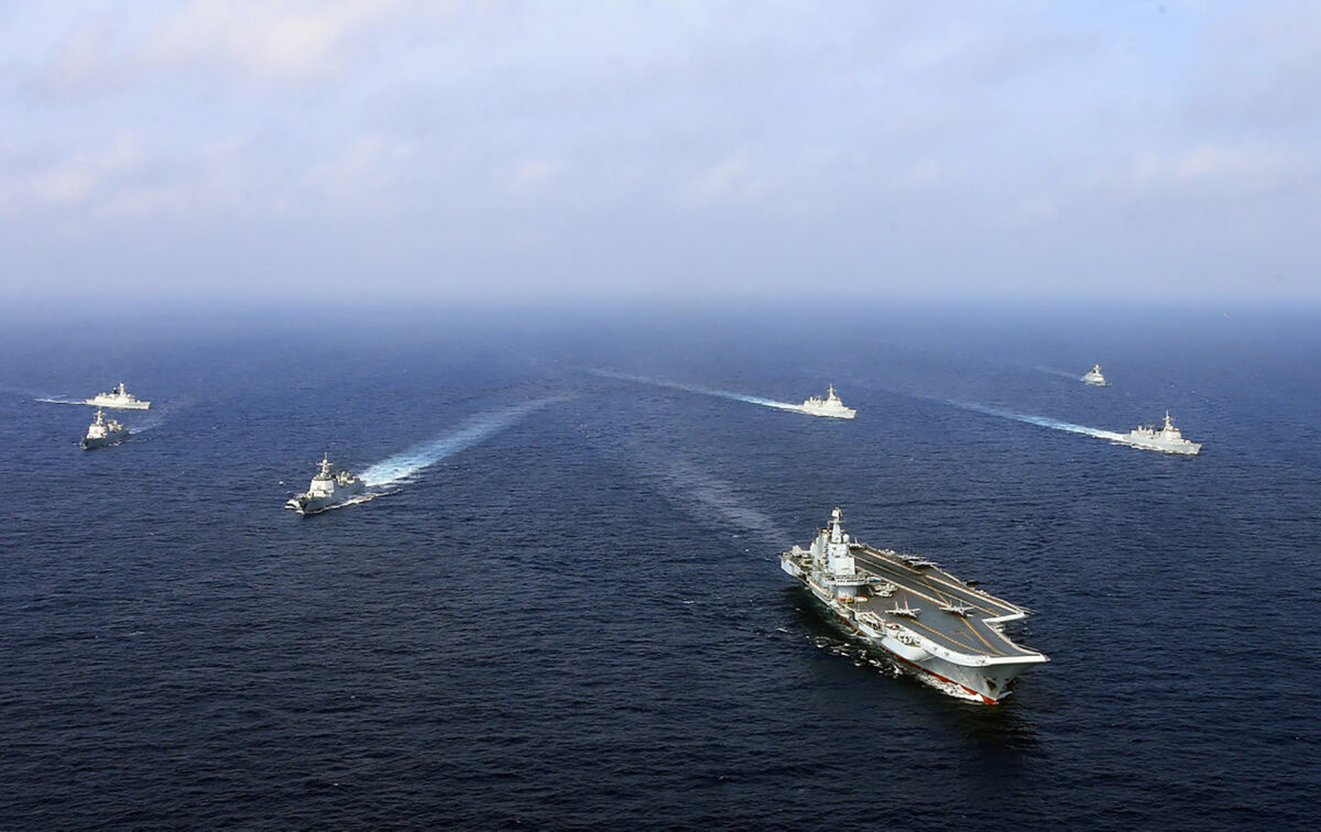 2022年5月3日，日本防衛省表示，包含遼寧號航母在內，共有8艘中共海軍艦艇通過了沖繩島和宮古島之間的水域，前往太平洋。圖為2018年4月遼寧號與其它艦艇在海上演習。（AFP via Getty Images）