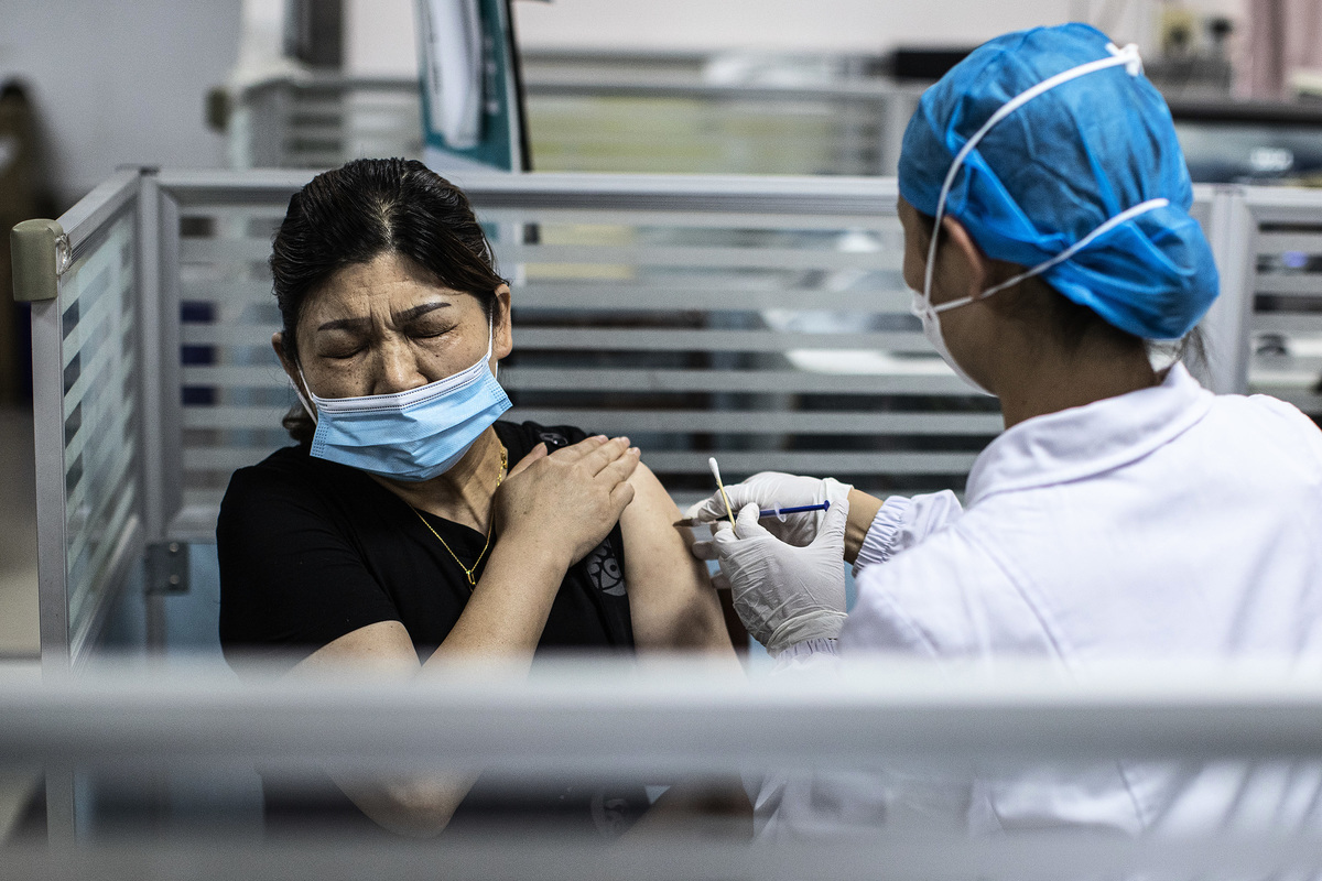2021年8月21日，內蒙古呼和浩特市發出一紙通告，聲稱未接種新冠疫苗者，原則上不得進入居民小區。圖為中國民眾接種疫苗的資料圖。（Getty Images）