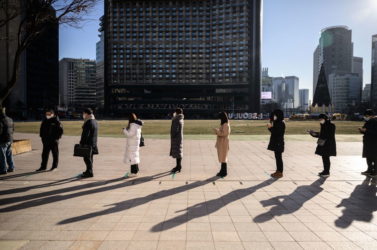 2020年12月17日，南韓首爾，民眾正在市政廳附近的臨時中共病毒（俗稱武漢病毒、新冠病毒）檢測站外排隊。（ED JONES/AFP via Getty Images）