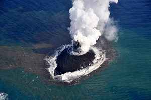 海底火山爆發後 日本獲一座新島 專家怎麼說