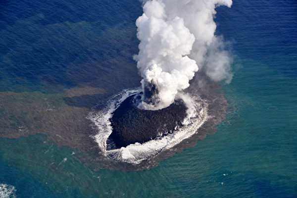 海底火山爆發後 日本獲一座新島 專家怎麼說