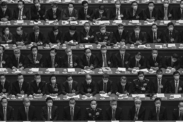 2022年3月10日，在中國北京，包括樂玉成在內的黨國官員作為人大代表在人民大會堂參加中國人民政治協商會議（CPPCC）的閉幕會議。（Kevin Frayer/Getty Images）