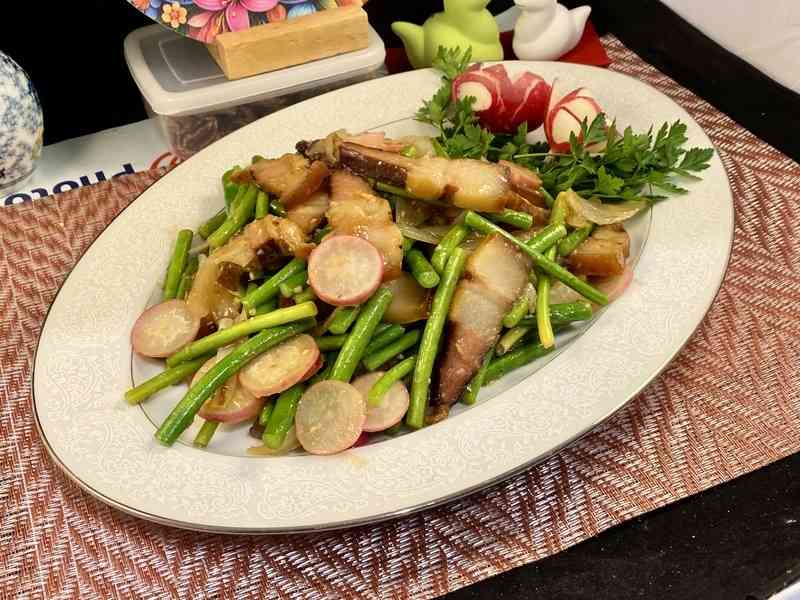 【梁廚美食】蒜苔炒湖南臘肉～經典菜！
