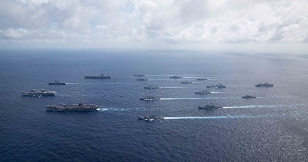 2021年10月3日，英國的伊利沙伯女王號航母（R 08）艦隊、日本的向級直升機驅逐艦伊勢號（DDH 182）和美軍的列根號航母（CVN 76）、 卡爾文森號航母（CVN 70）艦隊在菲律賓海聯合演習。（美國海軍）