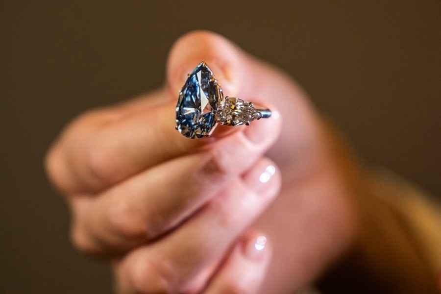 史上最大無瑕豔彩藍鑽拍賣 4380萬美元售出