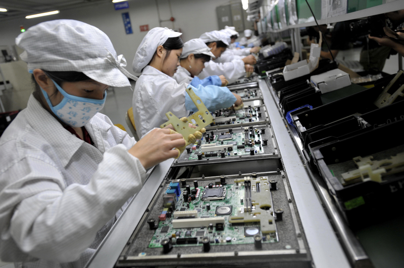 中國經濟呈現國進民退的現象。圖為深圳一家工廠工人正在組裝電子原件。（AFP/AFP/Getty Images）