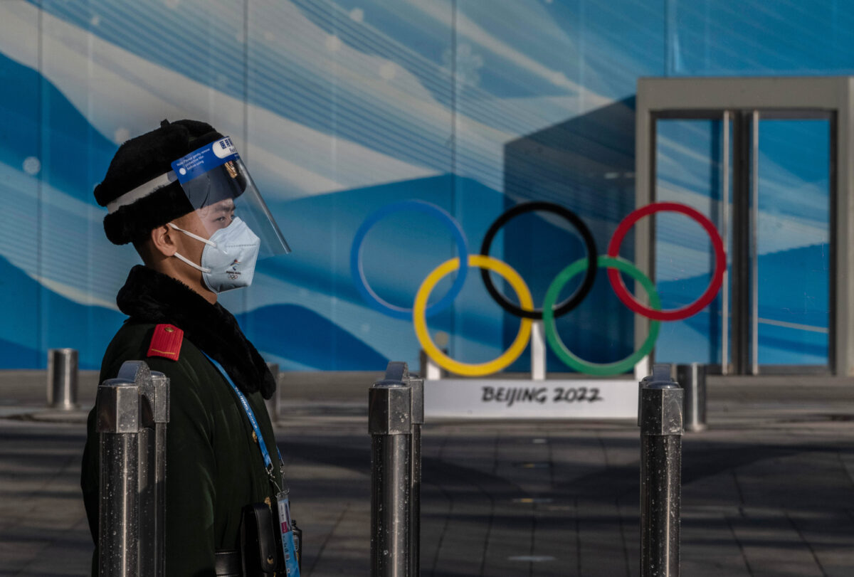 2022年1月29日，一名警察在北京奧林匹克公園主要媒體中心附近的北京2022年冬奧會閉環內站崗。（Kevin Frayer/Getty Images）