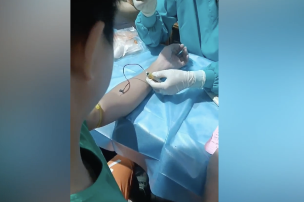 2025年8月7日,有博主發影片慨嘆,熬過三年的核酸,現在基孔肯雅熱又要排隊抽血。評論區一大堆人認為沒有必要。(影片截圖)